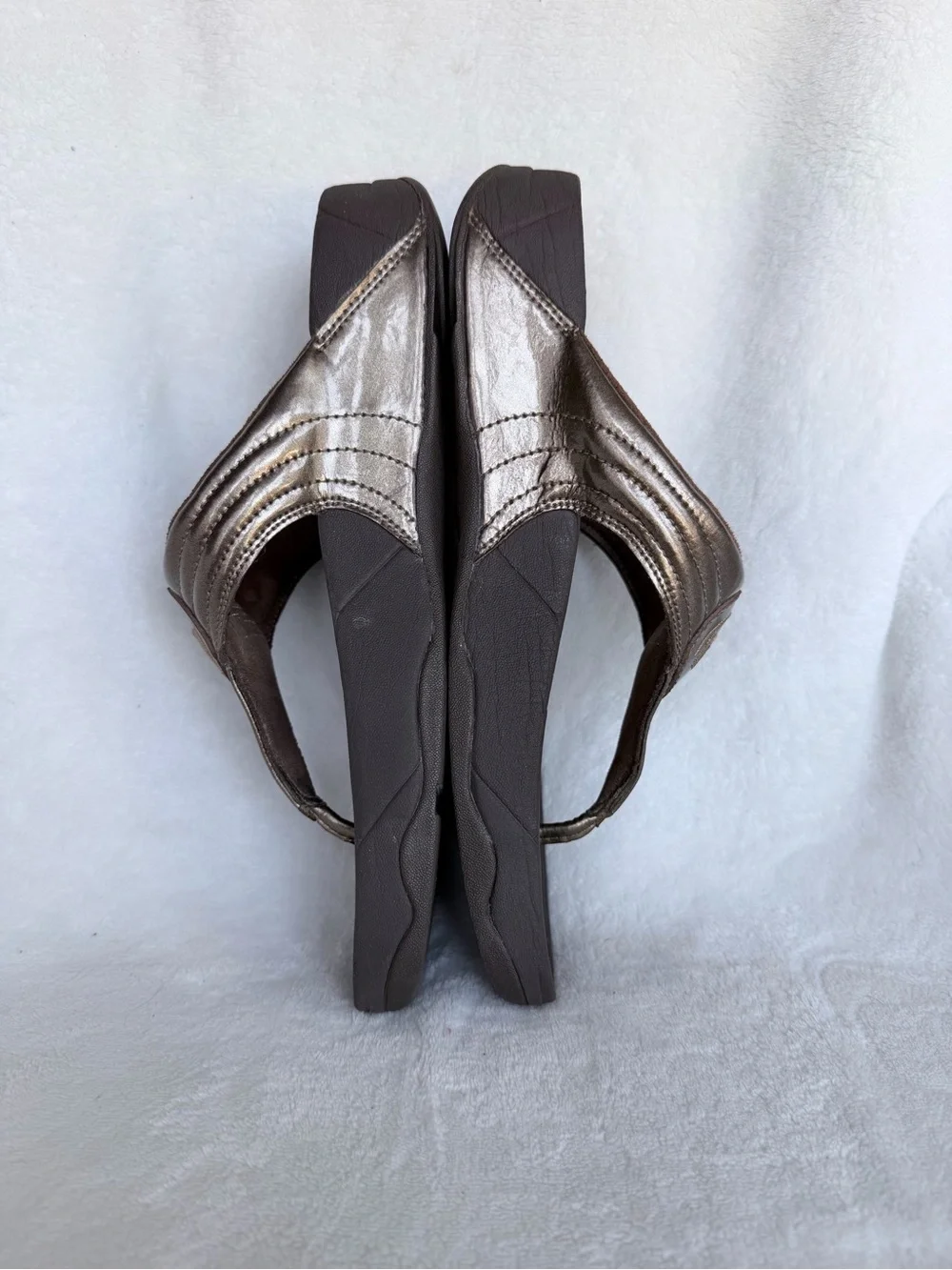 FitFlop Sandals Womens Size 8 Gold Thong Wedge Flip Flops Comfort Toning Slip On